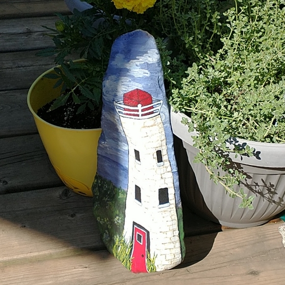 🇨🇦 Hand Painted Lighthouse Rock - Picture 3 of 7
